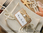 PLATZKARTEN / TISCHKARTEN  
 Strand-/Marin-/Destination Hochzeits Thema Marinebraune und weiße Platzkarte mit Muschel und Raffia-Schnur, elegantes Namensschild für Ihre Hochzeits-Tische, natürliche Jute-Meeres-Thema bearbeitbare Platzkarten.4