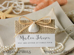 PLATZKARTEN / TISCHKARTEN  
 Strand-/Marin-/Destination Hochzeits Thema Marineweiße Platzkarten mit Muschel und Raffiaschnur, elegante Namensschilder für Ihre Hochzeitstische, editierbarer Text, natürliche Jute-Seewedding-Eskortkarten.4