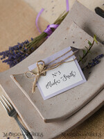 PLATZKARTEN / TISCHKARTEN  
 rustikal und Spitze Romantische Lavendel-Hochzeits-Platzkarten, Flieder-Name Tags mit Juteschnur und Holzherz, elegante Hochzeitsstationery, rustikale Tischkarten, editierbarer Text2