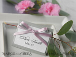 PLATZKARTEN / TISCHKARTEN  
 rustikal und Spitze Romantische graue Hochzeitsplatzkarten, graue Namensschilder mit grauem und rosa Schleifenband, elegante Hochzeitsstationery, rustikale Platzkarten, bearbeitbarer Text, Shabby Chic4