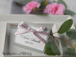 PLATZKARTEN / TISCHKARTEN  
 rustikal und Spitze Romantische graue Hochzeitsplatzkarten, graue Namensschilder mit grauem und rosa Schleifenband, elegante Hochzeitsstationery, rustikale Platzkarten, bearbeitbarer Text, Shabby Chic4