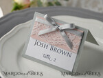 PLATZKARTEN / TISCHKARTEN  
 rustikal und Spitze Romantische graue Hochzeitsplatzkarten, Namensschilder mit grauem Band und Spitze, elegante Hochzeitsstationery, rustikale Tischkarten, bearbeitbarer Text, Shabby Chic6