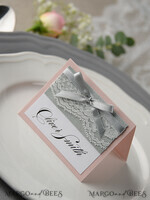 PLATZKARTEN / TISCHKARTEN  
 rustikal und Spitze Romantische graue Hochzeitsplatzkarten, Namensschilder mit grauem Band und Spitze, elegante Hochzeitsstationery, blassrosa rustikale Platzkarten, editierbarer Text, Shabby Chic4