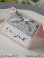 PLATZKARTEN / TISCHKARTEN  
 rustikal und Spitze Romantische graue Hochzeitsplatzkarten, Namensschilder mit grauem Band und Spitze, elegante Hochzeitsstationery, blassrosa rustikale Platzkarten, editierbarer Text, Shabby Chic4