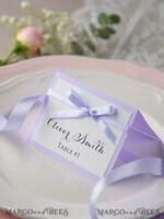 PLATZKARTEN / TISCHKARTEN  
 rustikal und Spitze Romantische Lavendel-Hochzeitsplatzkarten, Flieder-Name Tags, Lavendelband Schleife, elegante Hochzeitsstationery, rustikale Escortkarten, bearbeitbarer Text, Hochzeitsbeschilderung2