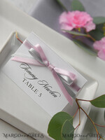 PLATZKARTEN / TISCHKARTEN  
 rustikal und Spitze Romantische weiße minimalistische Hochzeitstischkarten mit rosa und grauem Band, moderne rustikale Platzkarten, Glamour-Tischkarten, Hochzeitsnamensschild, bearbeitbarer Text5