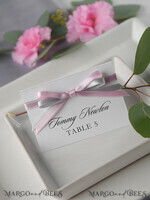 PLATZKARTEN / TISCHKARTEN  
 rustikal und Spitze Romantische weiße minimalistische Hochzeitstischkarten mit rosa und grauem Band, moderne rustikale Platzkarten, Glamour-Tischkarten, Hochzeitsnamensschild, bearbeitbarer Text5