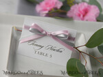PLATZKARTEN / TISCHKARTEN  
 rustikal und Spitze Romantische weiße minimalistische Hochzeitstischkarten mit rosa und grauem Band, moderne rustikale Platzkarten, Glamour-Tischkarten, Hochzeitsnamensschild, bearbeitbarer Text5