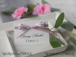 PLATZKARTEN / TISCHKARTEN  
 rustikal und Spitze Romantische weiße minimalistische Hochzeitstischkarten mit rosa und grauem Band, moderne rustikale Platzkarten, Glamour-Tischkarten, Hochzeitsnamensschild, bearbeitbarer Text5