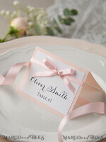 PLATZKARTEN / TISCHKARTEN  
 rustikal und Spitze Romantische weiße minimalistische Hochzeitsplatzkarten mit pinkem Band, moderne elegante pfirsichfarbene Platzkarte, wunderschönes Hochzeitsnamensschild, editierbare Text-Eskortkarte.2