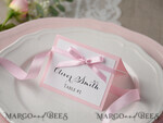 PLATZKARTEN / TISCHKARTEN  
 rustikal und Spitze Romantische weiße minimalistische Hochzeitsplatzkarten mit rosa Band, moderne elegante botanische Platzkarte, glamouröse Tischkarten, wunderschönes florales Hochzeitsnamensschild.4