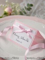 PLATZKARTEN / TISCHKARTEN  
 rustikal und Spitze Romantische weiße minimalistische Hochzeitsplatzkarten mit rosa Band, moderne elegante botanische Platzkarte, glamouröse Tischkarten, wunderschönes florales Hochzeitsnamensschild.4