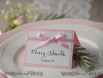 PLATZKARTEN / TISCHKARTEN  
 rustikal und Spitze Romantische weiße minimalistische Hochzeitsplatzkarten mit rosa Band, moderne elegante botanische Platzkarte, glamouröse Tischkarten, wunderschönes florales Hochzeitsnamensschild.4