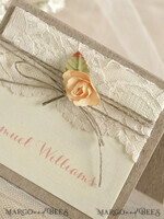 PLATZKARTEN / TISCHKARTEN  
 rustikal und Spitze Elegante Eco-Braune Hochzeitsplatzkarten mit floralem Dekor, Elfenbein Hochzeit Namensschilder mit natürlichem Garn und Ecru-Spitze, Rustikale Hochzeitsstationery, Bearbeitbarer Text3