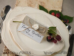 PLATZKARTEN / TISCHKARTEN  
 rustikal und Spitze Elegante Eco-Braune Hochzeitsplatzkarten mit weißer Rose, elfenbeinfarbene Hochzeitsnamensschilder mit braunem Jute-Zwirn und getrocknetem Blatt, rustikale Hochzeitsstationery, bearbeitbarer Text.3