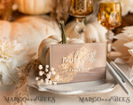 PLATZKARTEN / TISCHKARTEN  
 Acrylgold klar / Holz 3D Acryl Beige Platzkarten mit Ständer, Klare Acryl- und Gold-Platzkarten, Nude Taupe Gold Plexi Platzkarten, Tan Luxus Hochzeits Tischdeko Platzkarten, Erdige Hochzeitsbeschilderung Gold Spiegel Platzkarten.15