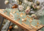 PLATZKARTEN / TISCHKARTEN  
 Acrylgold klar / Holz 3D Acrylbogen Salbeigrün Flachplatzkarte mit Stand, bemalte Acryl- und Gold-Flachplatzkarte, Grünpflanzen Gold Plexi Flachplatzkarte, Garten Luxus Hochzeits Tischdekoration21