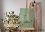 PLATZKARTEN / TISCHKARTEN  
 Acrylgold klar / Holz 3D Acrylbogen Salbeigrün Flachplatzkarte mit Stand, bemalte Acryl- und Gold-Flachplatzkarte, Grünpflanzen Gold Plexi Flachplatzkarte, Garten Luxus Hochzeits Tischdekoration21