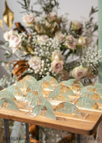 PLATZKARTEN / TISCHKARTEN  
 Acrylgold klar / Holz 3D Acrylbogen Salbeigrün Flachplatzkarte mit Stand, bemalte Acryl- und Gold-Flachplatzkarte, Grünpflanzen Gold Plexi Flachplatzkarte, Garten Luxus Hochzeits Tischdekoration21