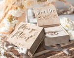RINGTRÄGERBOXEN & KISSEN Samtkästchen für den Trauungszeremonie Beige Pink Goldene Samt Hochzeitsringbox für die Zeremonie, Ringbox für die Hochzeitszeremonie 3 Ringe Samt, Boho Glam Hochzeitsringboxen für ihn und sie, Luxus Samt Ringbox doppelt in benutzerdefinierten Farben.18