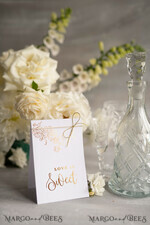 TABLE DECOR SIGNS glitter White Floral Wedding Table Numbers, Gold Foil Minimalist Wedding Table Cards, Elegant Floral Table Décor & gold twine, Glamour Wedding Stationery, Editable Text3