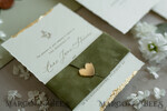 HOCHZEITS EINLADUNGEN moderne Kalligraphie / feine Kunst Feine Kunst Gold & Salbeigrüne Hochzeitseinladung, Samtgoldene Ränder Hochzeitseinladungen, Vintage Gold Einladungsset, Zerfledderte Ränder Hochzeitseinladung mit RSVP20