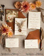 HOCHZEITS EINLADUNGEN moderne Kalligraphie / feine Kunst Fall Fine Art Prägung Elfenbein Gold Hochzeitseinladung, Pampasgras Florale Hochzeitseinladung, Boho Brandorange Einladungssatz, Wachssiegel Monogramm Hochzeitseinladungssatz, Gerissene Kante Einladungen, Zerrissene Kante Hochzeitseinladungen golden.18