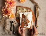 HOCHZEITS EINLADUNGEN moderne Kalligraphie / feine Kunst Fall Fine Art Prägung Elfenbein Gold Hochzeitseinladung, Pampasgras Florale Hochzeitseinladung, Boho Brandorange Einladungssatz, Wachssiegel Monogramm Hochzeitseinladungssatz, Gerissene Kante Einladungen, Zerrissene Kante Hochzeitseinladungen golden.18