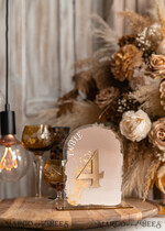 TISCHDEKORATIONSCHILDER   Acryl Tischdekoration Zahlen Acrylbogen Ombre Beige Tischnummern, klare Acryl- und Goldtischnummern, Nude Taupe Gold Plexi Tischnummern, tanfarbene Luxus Hochzeits Tischdekoration, erdige Hochzeitsschild.15