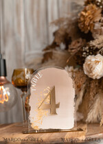 TISCHDEKORATIONSCHILDER   Acryl Tischdekoration Zahlen Acrylbogen Ombre Beige Tischnummern, klare Acryl- und Goldtischnummern, Nude Taupe Gold Plexi Tischnummern, tanfarbene Luxus Hochzeits Tischdekoration, erdige Hochzeitsschild.15