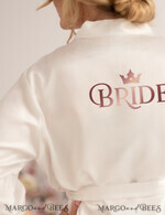 FRISCH VERHEIRATETES PAAR GESCHENKE Brautgeschenke Satin elegante weiße Robe für die Braut, maßgeschneiderte Braut mit roségoldener Hochzeitsinschrift, maßgeschneiderte Brautrobe5