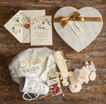 FRISCH VERHEIRATETES PAAR GESCHENKE Brautgeschenke Blumen Gold Hochzeitsgeschenkbox, Satinrobe für die Braut, individuelle Blumenkaffeetasse für die Braut, elegante Hochzeitsstola.9