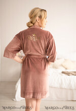 FRISCH VERHEIRATETES PAAR GESCHENKE Brautgeschenke Rose Gold Velvet Hochzeitsrobe, maßgeschneiderte Hochzeitsrobe, Brautgeschenkrobe mit goldener Schrift4