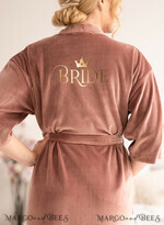 FRISCH VERHEIRATETES PAAR GESCHENKE Brautgeschenke Rose Gold Velvet Hochzeitsrobe, maßgeschneiderte Hochzeitsrobe, Brautgeschenkrobe mit goldener Schrift4