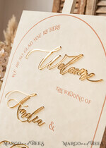 TISCHPLÄNE UND WILLKOMMENSCHILDER FÜR HOCHZEITEN Plexi Gold / Samt Arch Velvet Hochzeits Willkommen-Schild, goldene Hochzeitsdekoration, personalisiertes Hochzeitsschild, elegantes Willkommen-Hochzeitsbrett46
