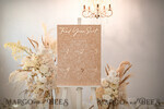 TISCHPLÄNE UND WILLKOMMENSCHILDER FÜR HOCHZEITEN Plexi Gold / Samt beigefarbenes Samt- und Goldmodernes Samt-Sitzplan, 3D Elegantes Finde Deinen Platz - Sitzplan, Luxuriöser Hochzeits-Tischplan, Hochzeitsdekoration mit goldenen Buchstaben - Goldenes Empfangsschild - Individuelles Zeremonieschild11