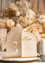 TISCHDEKORATIONSCHILDER   Samt Tischnummern und Dekoration Acrylbogen Tischnummer & Dinner-Menü-Kombination, gefrorenes Elfenbein-Acryl-Gold-Schild, goldene gefrostete Plexi-Velours-Tischnummern & Menü-Kombination, luxuriöse Hochzeits-Tischdekoration, Hochzeitsbeschilderung goldene Spiegeltischnummern & Menü24