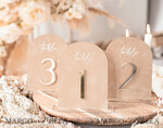 TISCHDEKORATIONSCHILDER   Samt Tischnummern und Dekoration Luxuriöse samtige gewölbte Tischnummern mit Acrylständer, beige Samt- und Gold-Acryl-Hochzeitstischdekoration, 3D goldene Buchstaben gewölbte Tischnummern, Hochzeitsbeschilderung.11