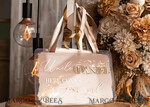BLUMENMÄDCHEN / SEITENJUNGE SCHILDER Acrylschilder für Blumenmädchen / Ringträger Personalisierte Acryl-Hochzeits-Schild für den Ringträger, Ombre Beige Gold Acryl-Schild für den Ringträger, bemaltes Plexiglas-Acryl-Schild für das Blumenmädchen, Schild für das Blumenmädchen am Hochzeitstag, boho glam Bogen gold Acryl-Hochzeitsdekoration für das Blumenmädchen, Papa, es ist Zeit, Mama unseren Nachnamen zu geben, Bogen Acryl hier kommt die Braut.21