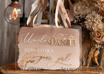 BLUMENMÄDCHEN / SEITENJUNGE SCHILDER Acrylschilder für Blumenmädchen / Ringträger Personalisierte Acryl-Hochzeits-Schild für den Ringträger, Ombre Beige Gold Acryl-Schild für den Ringträger, bemaltes Plexiglas-Acryl-Schild für das Blumenmädchen, Schild für das Blumenmädchen am Hochzeitstag, boho glam Bogen gold Acryl-Hochzeitsdekoration für das Blumenmädchen, Papa, es ist Zeit, Mama unseren Nachnamen zu geben, Bogen Acryl hier kommt die Braut.21