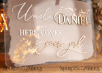 BLUMENMÄDCHEN / SEITENJUNGE SCHILDER Acrylschilder für Blumenmädchen / Ringträger Personalisierte Acryl-Hochzeits-Schild für den Ringträger, Ombre Beige Gold Acryl-Schild für den Ringträger, bemaltes Plexiglas-Acryl-Schild für das Blumenmädchen, Schild für das Blumenmädchen am Hochzeitstag, boho glam Bogen gold Acryl-Hochzeitsdekoration für das Blumenmädchen, Papa, es ist Zeit, Mama unseren Nachnamen zu geben, Bogen Acryl hier kommt die Braut.21