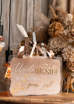 BLUMENMÄDCHEN / SEITENJUNGE SCHILDER Acrylschilder für Blumenmädchen / Ringträger Personalisierte Acryl-Hochzeits-Schild für den Ringträger, Ombre Beige Gold Acryl-Schild für den Ringträger, bemaltes Plexiglas-Acryl-Schild für das Blumenmädchen, Schild für das Blumenmädchen am Hochzeitstag, boho glam Bogen gold Acryl-Hochzeitsdekoration für das Blumenmädchen, Papa, es ist Zeit, Mama unseren Nachnamen zu geben, Bogen Acryl hier kommt die Braut.21