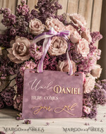 BLUMENMÄDCHEN / SEITENJUNGE SCHILDER Acrylschilder für Blumenmädchen / Ringträger Personalisierte Acryl-Hochzeitsbeschilderung, mauve Samt Page Boy-Schild, staubroségoldenes Acryl-Blumenmädchen-Schild, Pflaumen-Page-Boy-Hochzeitsschild, boh9