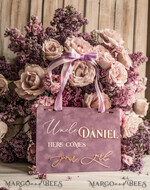 BLUMENMÄDCHEN / SEITENJUNGE SCHILDER Acrylschilder für Blumenmädchen / Ringträger Personalisierte Acryl-Hochzeitsbeschilderung, mauve Samt Page Boy-Schild, staubroségoldenes Acryl-Blumenmädchen-Schild, Pflaumen-Page-Boy-Hochzeitsschild, boh9