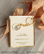 HOCHZEITSGESCHENKE Gastgeschenke Hochzeit Hochzeitsgeschenke für Gäste in großer Menge Individuelle Harz-Schlüsselanhänger mit Vergissmeinnicht und Schleierkraut-Blumen Goldene personalisierte Dankesgeschenke Tropfenförmiger Schlüsselanhänger mit vergoldeter Hardware aus Edelstahl14