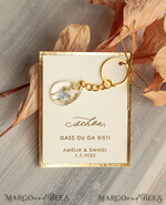 HOCHZEITSGESCHENKE Gastgeschenke Hochzeit Hochzeitsgeschenke für Gäste in großer Menge Individuelle Harz-Schlüsselanhänger mit Vergissmeinnicht und Schleierkraut-Blumen Goldene personalisierte Dankesgeschenke Tropfenförmiger Schlüsselanhänger mit vergoldeter Hardware aus Edelstahl14