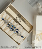 BRIDE bolero, robes, garter Geschenkidee für die Braut Strumpfband Luxuriöses Strumpfband-Set für die Braut – mit blauen Kristallen, Initialenband und Grußkarte in Geschenkbox5