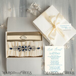 BRIDE bolero, robes, garter Geschenkidee für die Braut Strumpfband Luxuriöses Strumpfband-Set für die Braut – mit blauen Kristallen, Initialenband und Grußkarte in Geschenkbox5