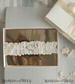 BRIDE bolero, robes, garter Geschenkidee für die Braut Strumpfband Strumpfband mit den Individualen des Brautpaares und dem Hochzeitsdatum in Geschenkbox – Überraschung vom Junggesellinnenabschied5