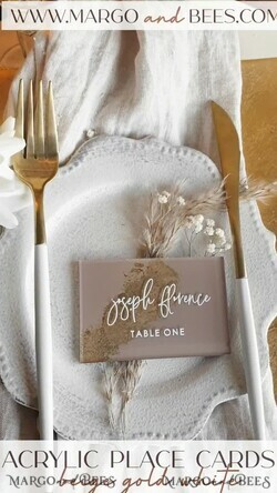 PLATZKARTEN / TISCHKARTEN  
 Acrylgold klar / Holz 3D Acryl Beige Platzkarten mit Ständer, Klare Acryl- und Gold-Platzkarten, Nude Taupe Gold Plexi Platzkarten, Tan Luxus Hochzeits Tischdeko Platzkarten, Erdige Hochzeitsbeschilderung Gold Spiegel Platzkarten.15